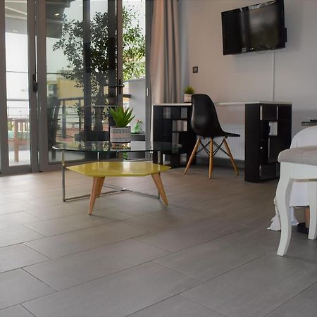 Stylish Boutique Loft With Private Balcony Apartment Атина Екстериор снимка