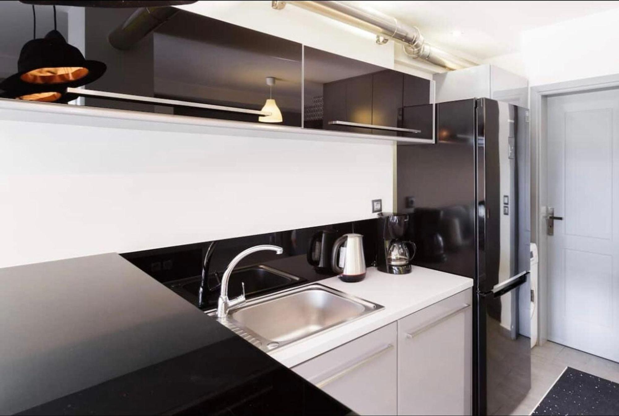 Stylish Boutique Loft With Private Balcony Apartment Атина Екстериор снимка