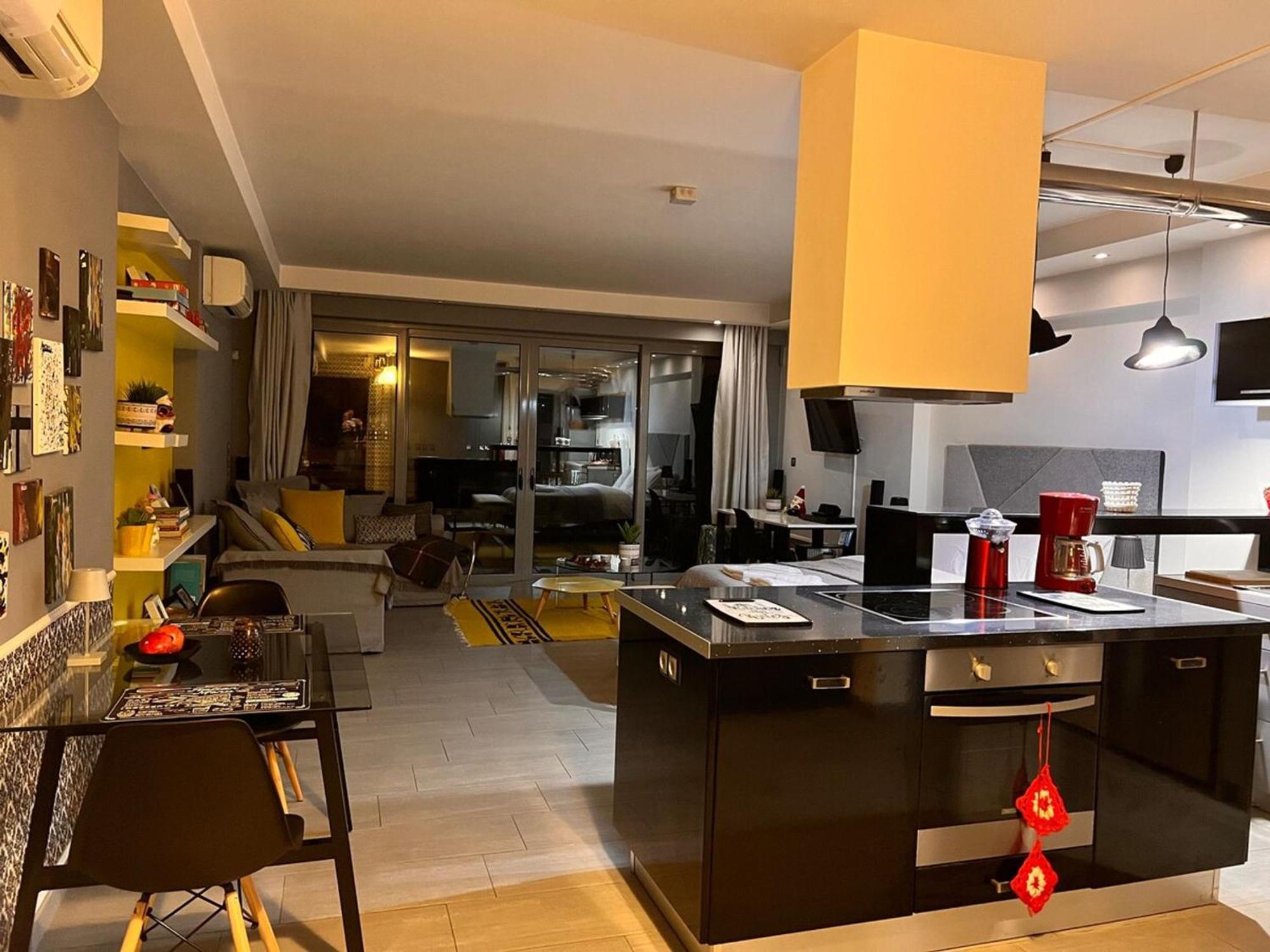 Stylish Boutique Loft With Private Balcony Apartment Атина Екстериор снимка