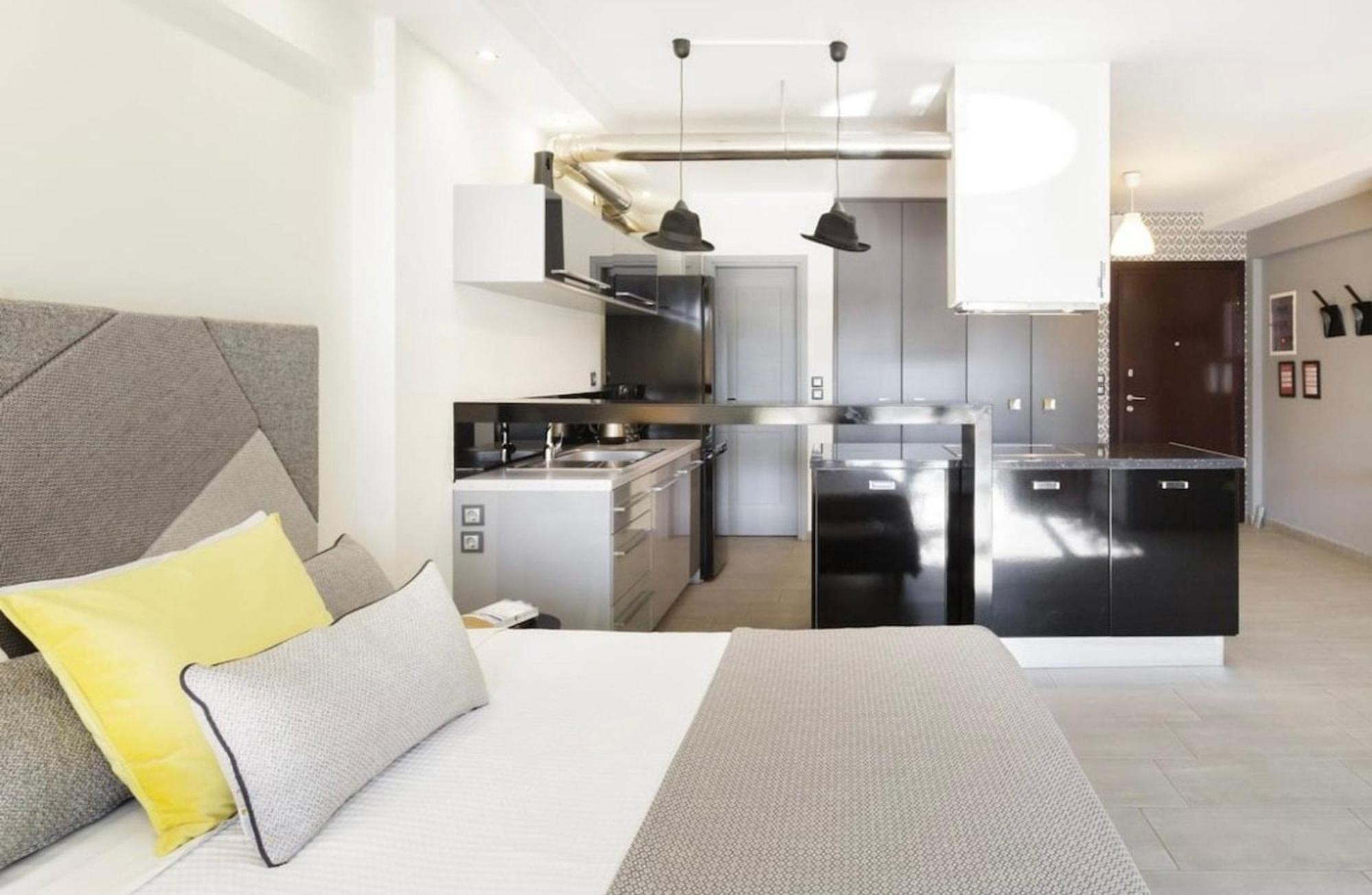 Stylish Boutique Loft With Private Balcony Apartment Атина Екстериор снимка